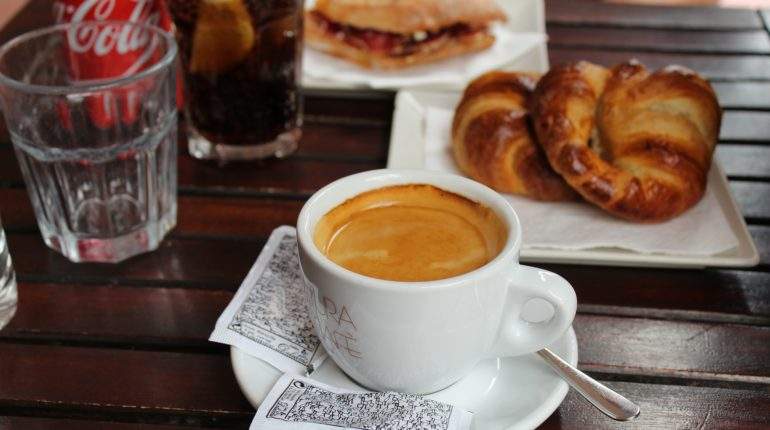 Le responsable snacking supervise le café, crêpes, viennoiseries